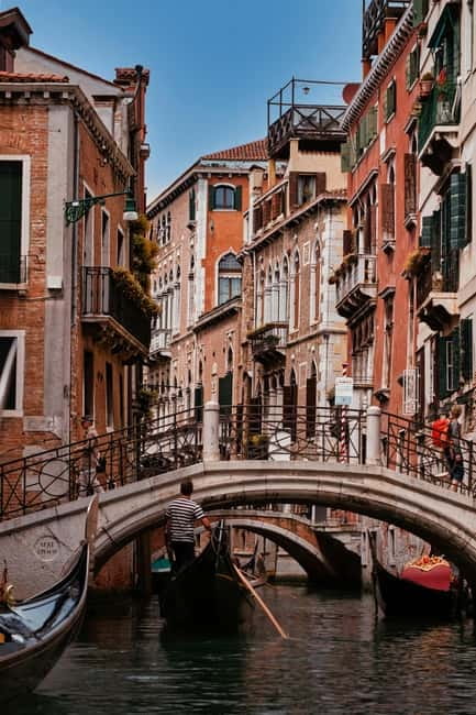Venice: Gondola Ride under the Bridge of Sighs and Premium Audio Guide - Live guide or phone-based audio guide