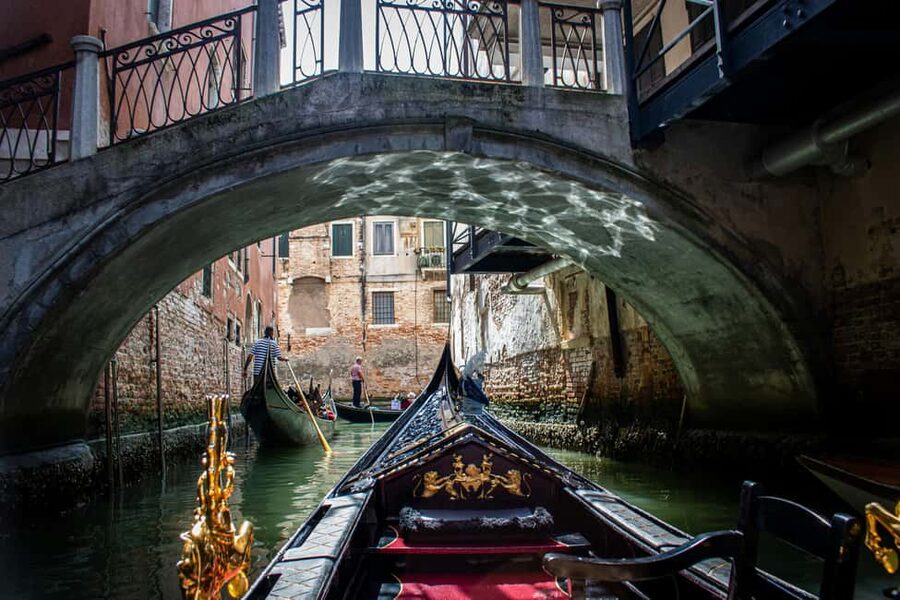 Venice: Gondola Ride under the Bridge of Sighs with Audio Guide App - The 20-minute walk toward Piazza San Marco
