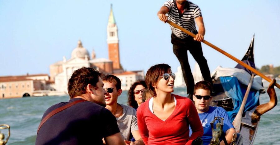 Venice: Gondola Ride with Live Guide or Audio Guide - Choosing between a live guide and the app