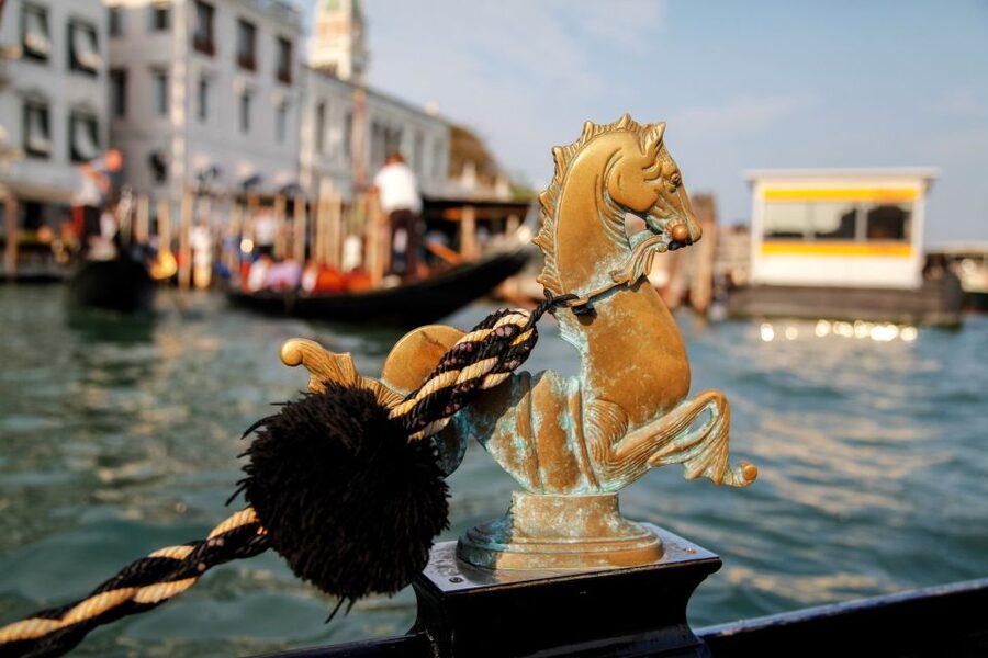Venice: Gondola Ride with Live Guide or Audio Guide - How the shared gondola affects the mood