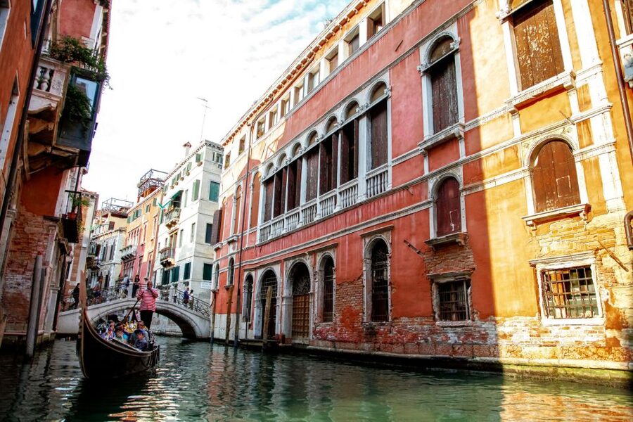 Venice: Gondola Ride with Live Guide or Audio Guide - Boarding, comfort, and accessibility