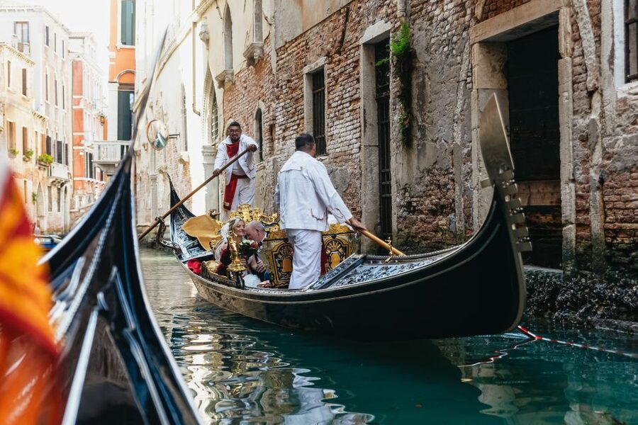 Venice: Grand Canal Gondola Ride with App Commentary - Peggy Guggenheim and the Grand Canal palaces