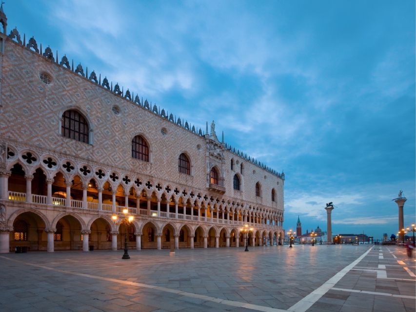 Venice: Highlights with Local Private Walking Tour & Gondola - Key points at a glance