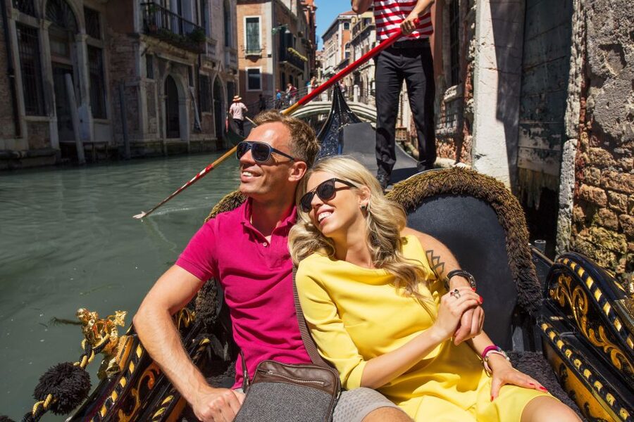 Venice: Off the Beaten Path Private Gondola Ride - The one-hour ride and Ca’ Foscari