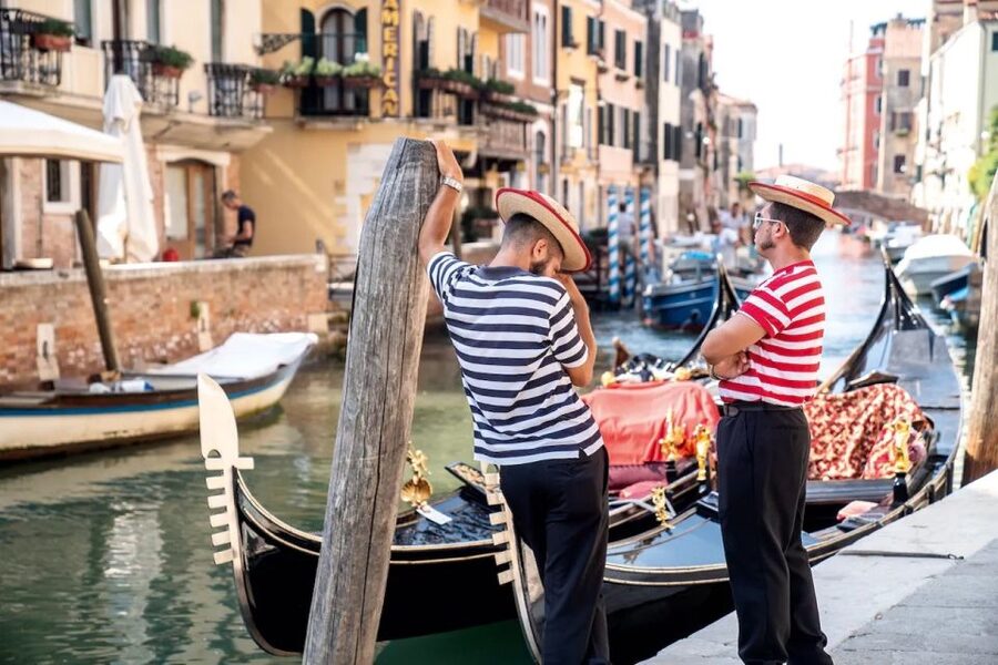 Venice: Off the Beaten Path Private Gondola Ride - The 90-minute ride around Rialto