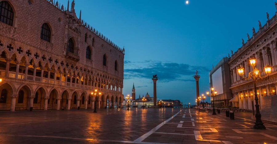 Venice: Private After Dark Tour and Gondola Ride - Key points at a glance