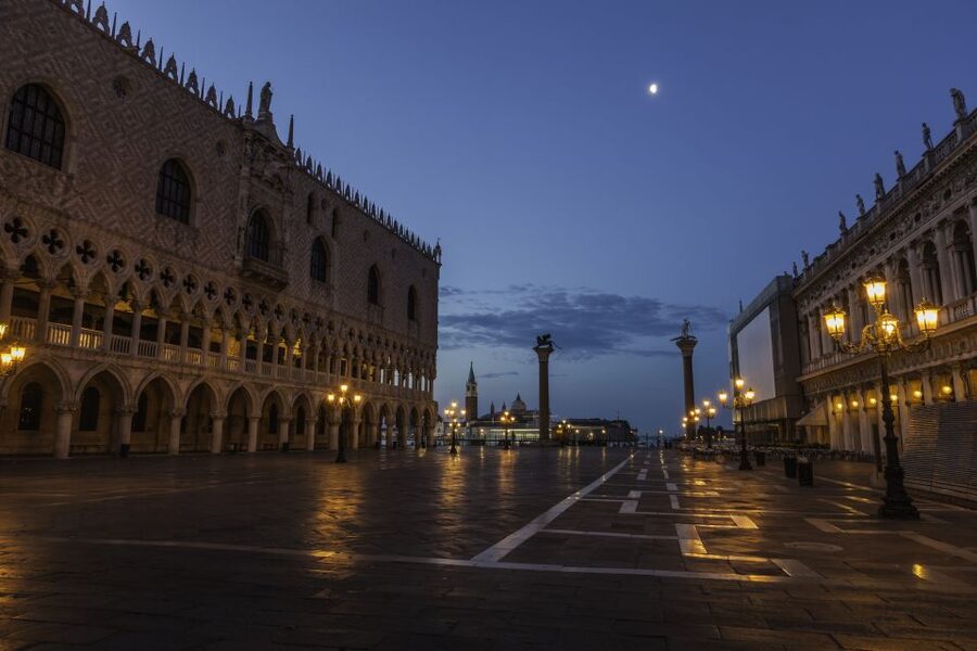 Venice: Private After Dark Tour and Gondola Ride - Why Venice after dark works so well
