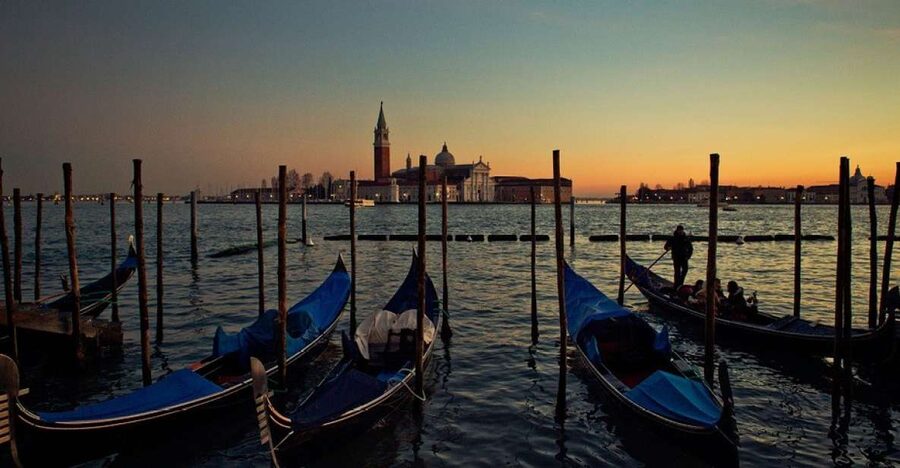 Venice: Private Evening Stroll with Gondola Ride - Starting at San Giacomo di Rialto
