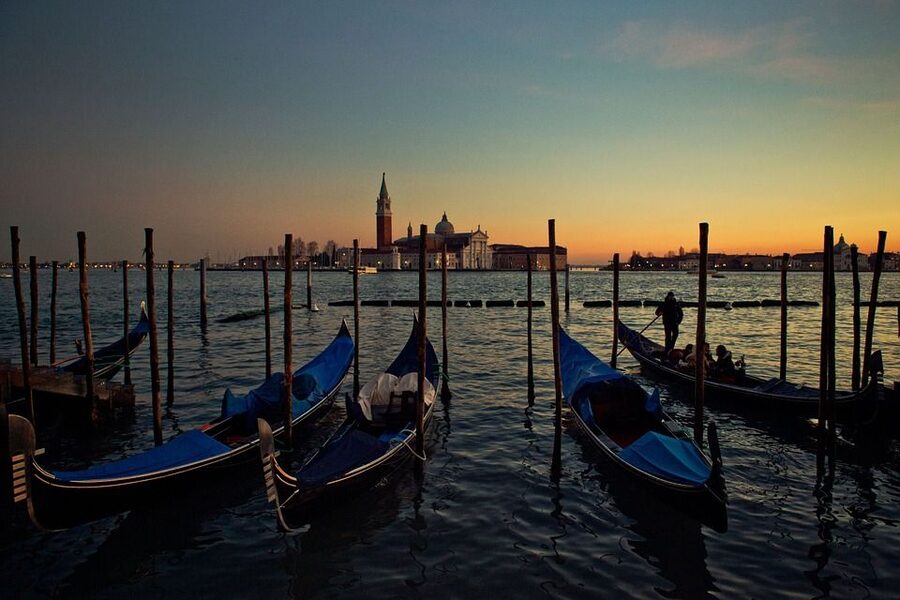 Venice: Private Evening Stroll with Gondola Ride - Crossing the Rialto Bridge
