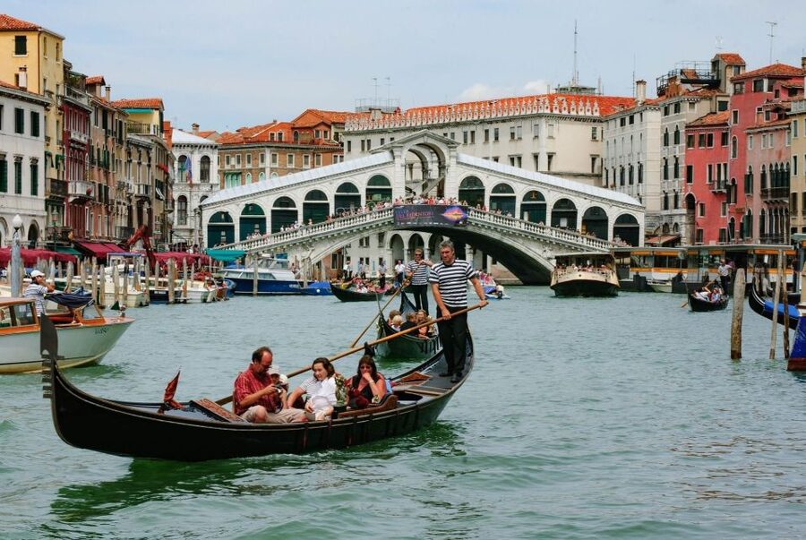 Venice: Private Gondola Cruise for up to 5 Passengers - Key points before you book