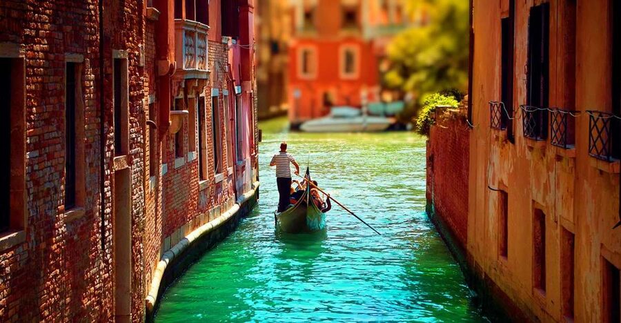 Venice: Private Gondola Cruise for up to 5 Passengers - Daytime or after dark?