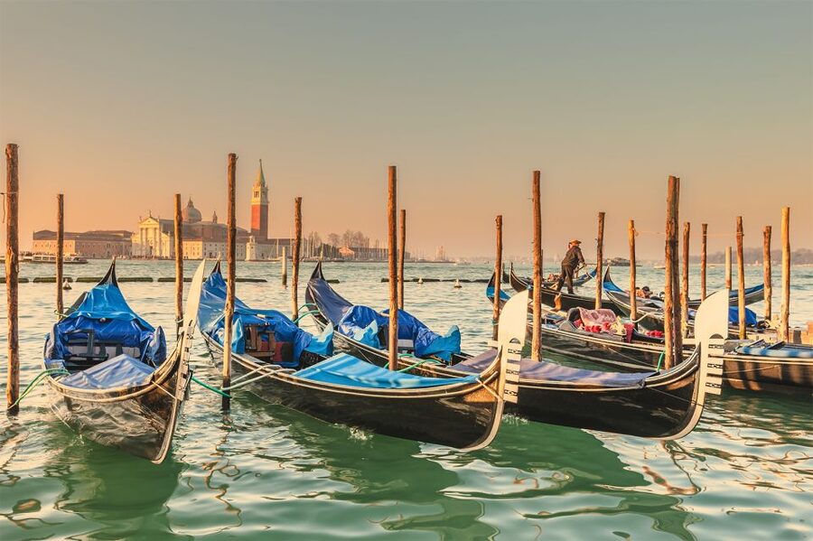 Venice: Private Gondola Cruise for up to 5 Passengers - Finding the Royal Gardens meeting point