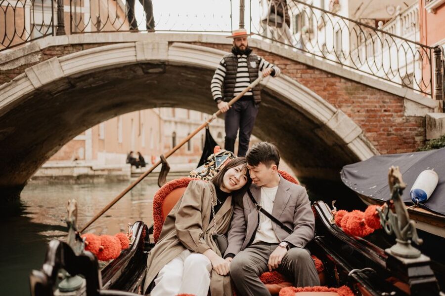 Venice: Private Gondola Ride with Professional Photographer - Meeting at Caffè Rialto