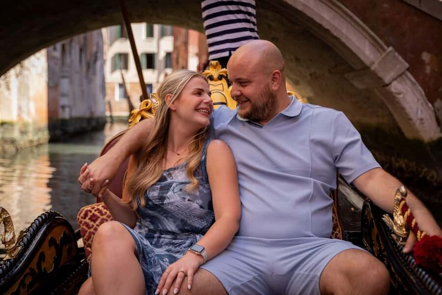 Venice: Private Photoshoot In Gondola - Starting above Ponte dei Baretteri