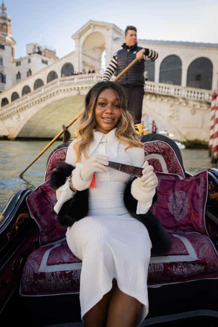 Venice: Private Photoshoot In Gondola - Practical comfort and access