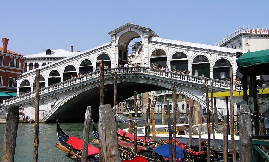 Venice: Private Tour with Doge's Palace, St. Mark's, Gondola - Why this four-and-a-half-hour format works