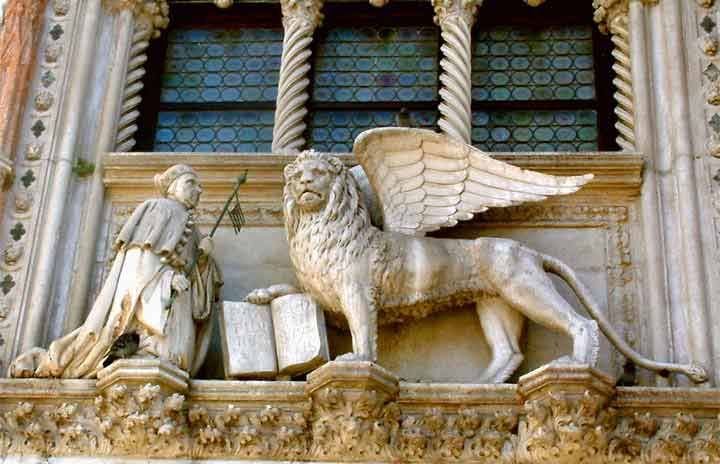 Venice: Private Tour with Doge's Palace, St. Mark's, Gondola - Santa Maria Formosa and the smaller Venetian streets