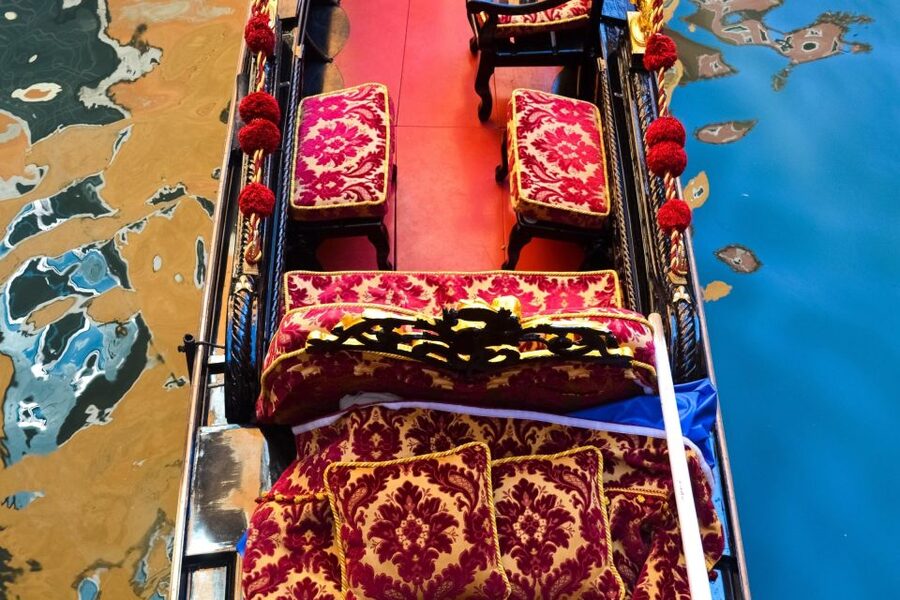 Venice: Romantic Gondola tour and Dinner for two - A gondola ride with room for just two