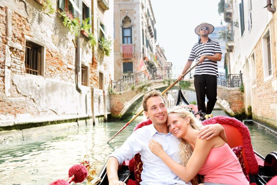 Venice: Romantic Gondola tour and Dinner for two - The timing changes with the season