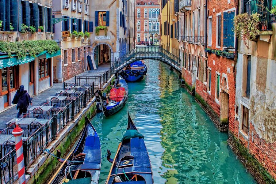 Venice: Romantic Gondola tour and Dinner for two - What the experience does not include
