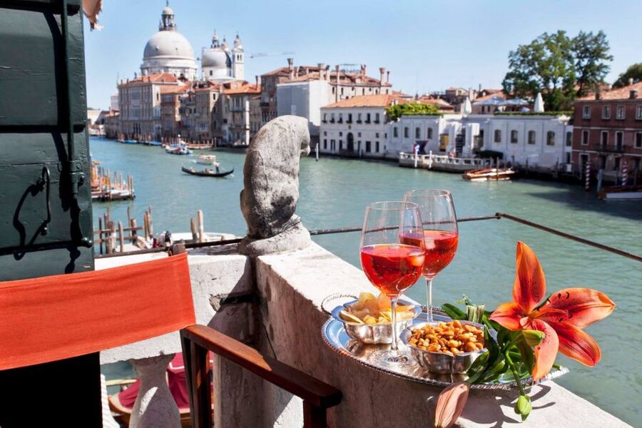 Venice: Romantic Palace Dinner and Private Gondola Ride - Starting at Campo Santa Maria del Giglio