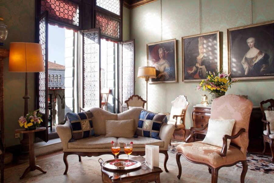 Venice: Romantic Palace Dinner and Private Gondola Ride - Arriving at Palazzetto Pisani
