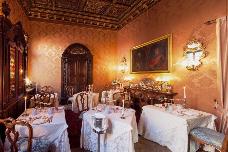 Venice: Romantic Palace Dinner and Private Gondola Ride - How this evening compares with an ordinary gondola ride