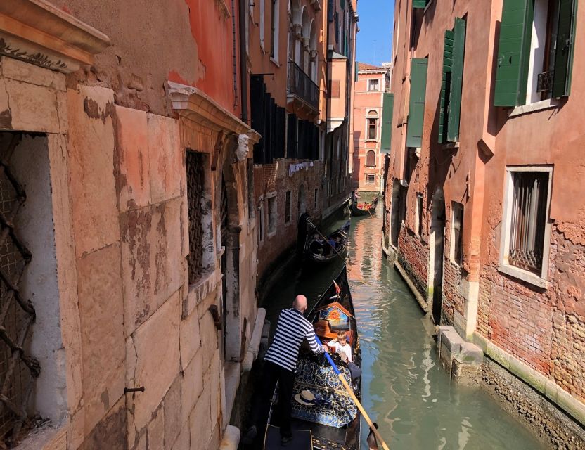 Venice: Shared Gondola Ride - Sharing a gondola with strangers