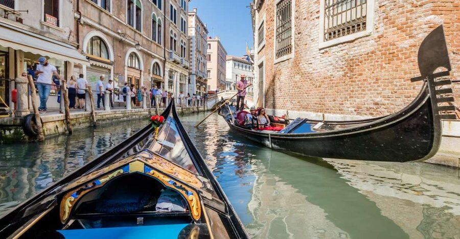 Venice: Shared Gondola Ride Across the Grand Canal - What the gondolier does, and does not do