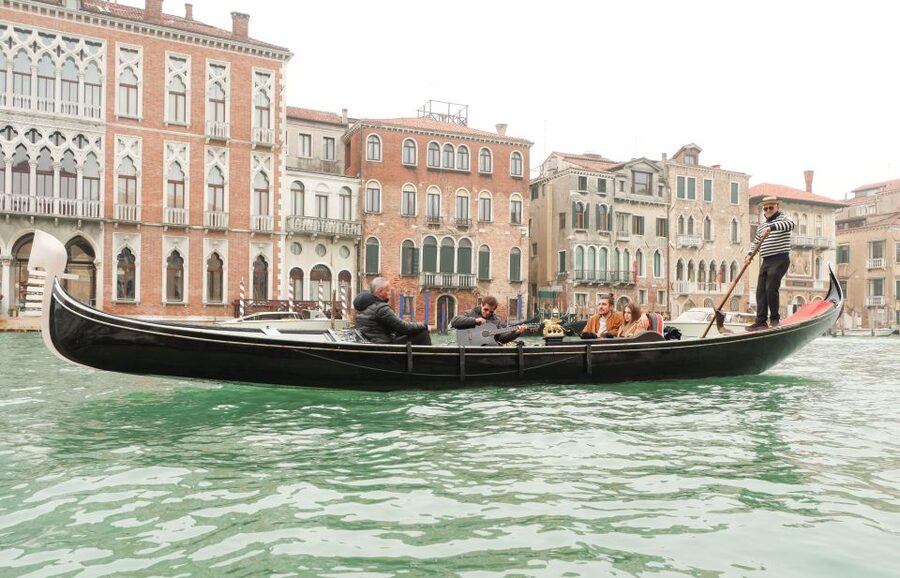 Venice: Shared Gondola Ride and Serenade - Practical limits and what to bring