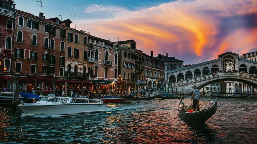Venice: Shared Gondola Ride at Sunset - Boarding a Shared Venetian Gondola