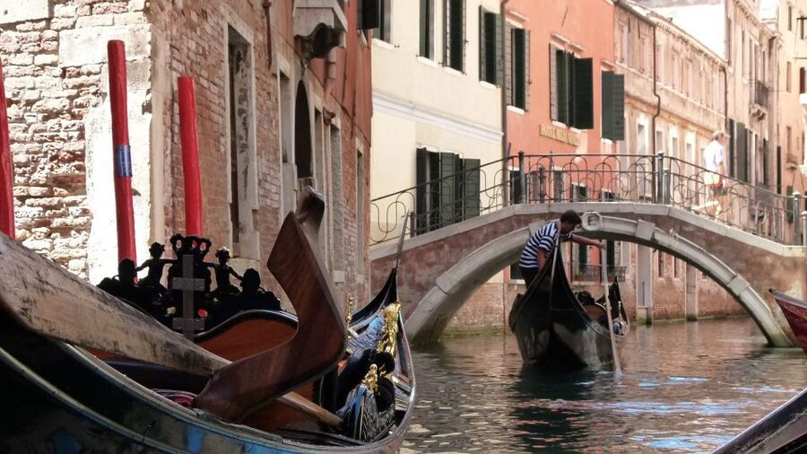 Venice: Shared Gondola Tour - Why the smaller canals matter