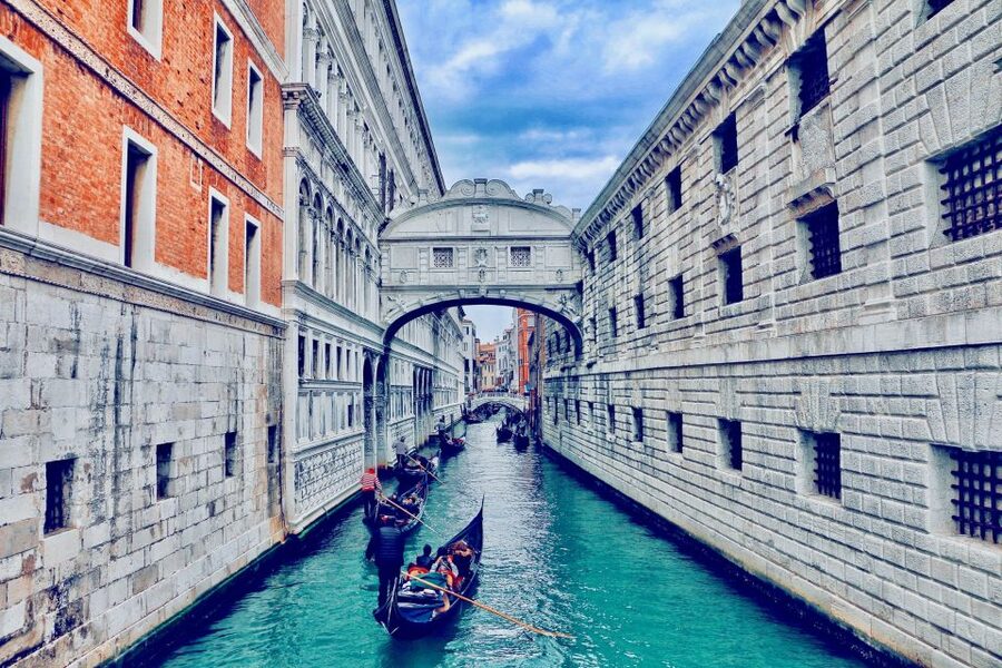 Venice: St Mark's Basilica, Doge's Palace, and Gondola Ride - Who should book this experience