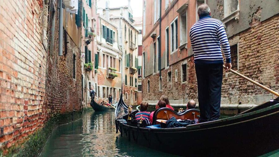 Venice: St. Mark's Basilica Guided Tour & Gondola Ride - The gondola ride through Bacino Orseolo