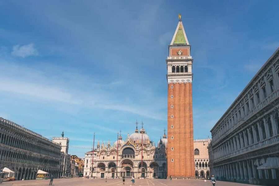 Venice: St. Mark's, Doge's Palace, Rialto, and Gondola Tour - The guide makes or breaks the day