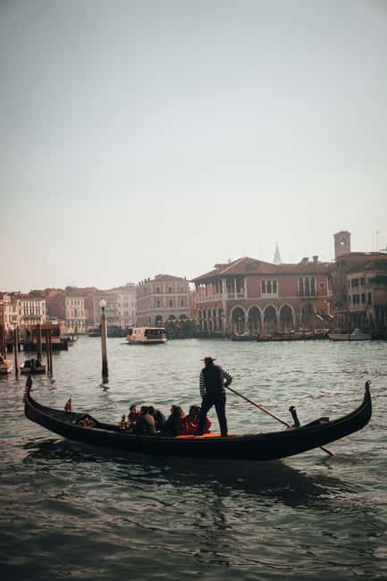 Venice: St. Mark’s Walking Tour & Gondola Traghetto Crossing - Doge’s Palace and the machinery of justice