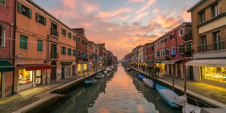 Venice: Sunset or Evening Gondola Tour - Smaller canals and a closer look at daily Venice