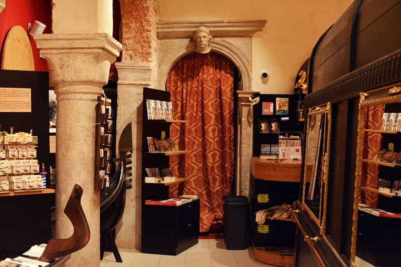 Venice: The Gondola Gallery 3D Experience - Riding through Venice in the 1700s