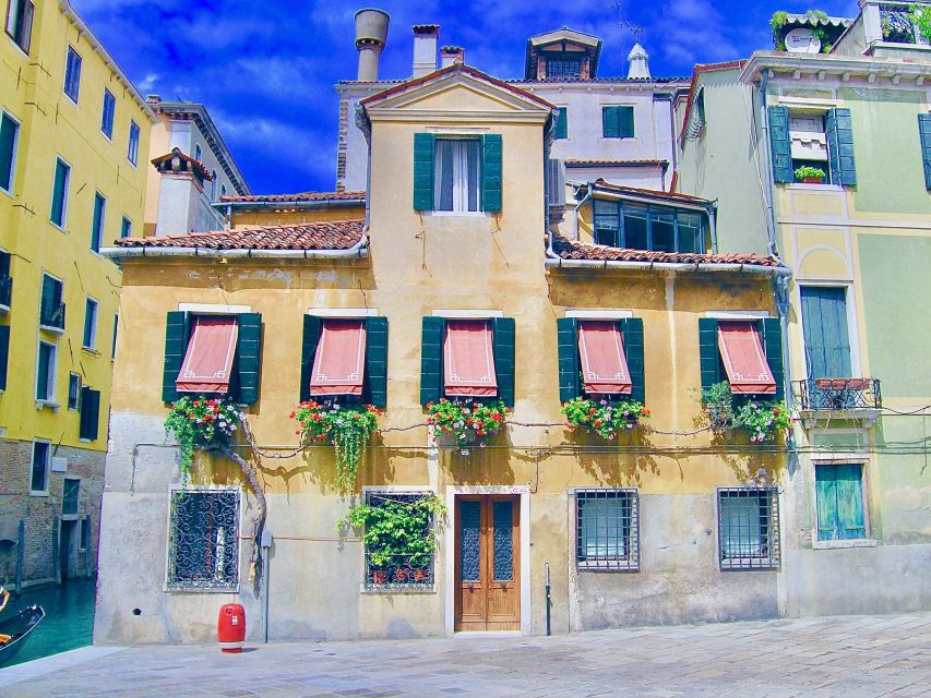Venice: Walking Tour & Gondola Ride - What the guide and audio system add