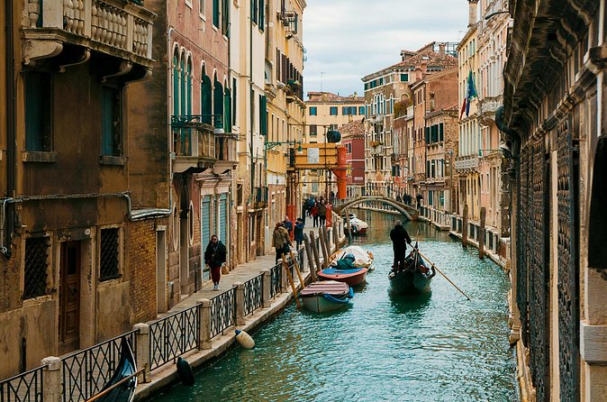 Walking Tour in Venice and Gondola Ride - The gondola ride: classic idea, uncertain payoff