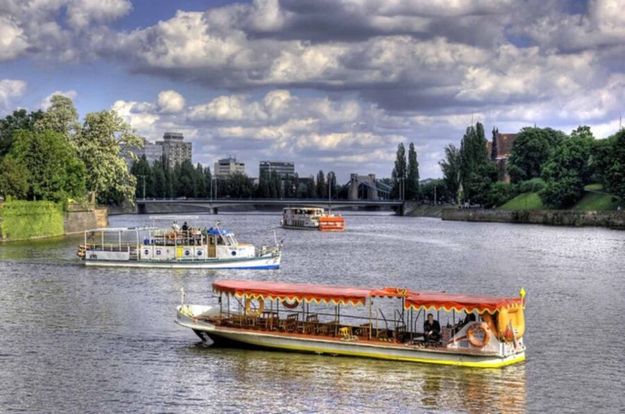 Wrocław: city walk with a professional guide and cruise - Starting at Piwnica Świdnicka in Market Square